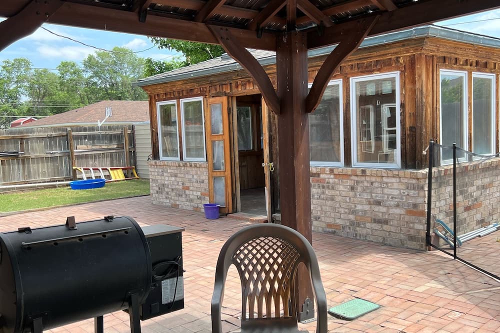Borger House | Welcome to the “Splash Oasis”