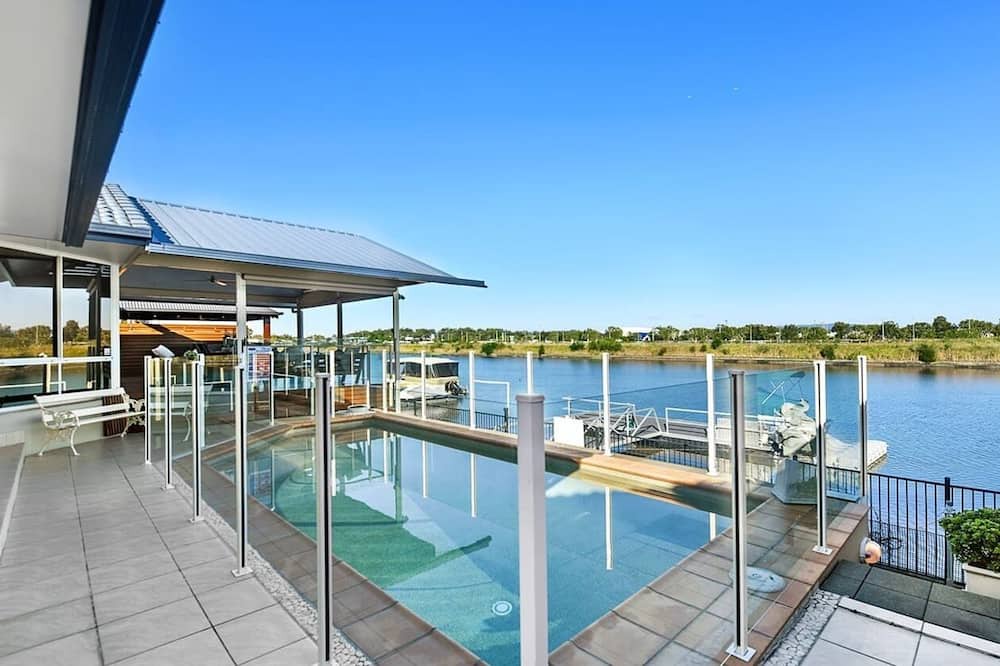 Biggera Waters House | Charming Oasis Waterfront Retreat Private pool