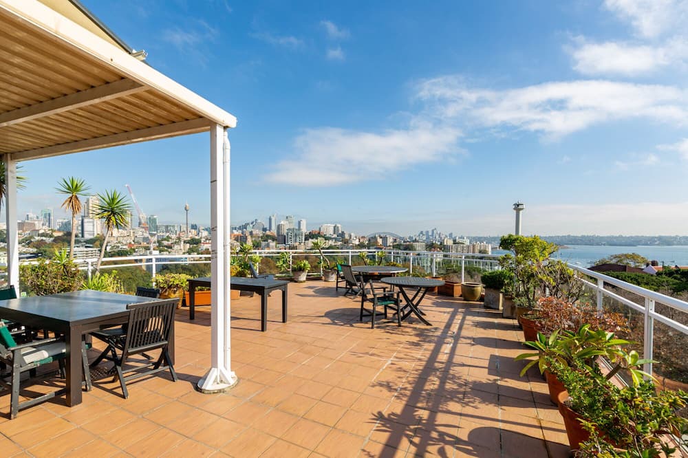 Darling Point Apartment | Elegant Studio with Rooftop Harbour Views
