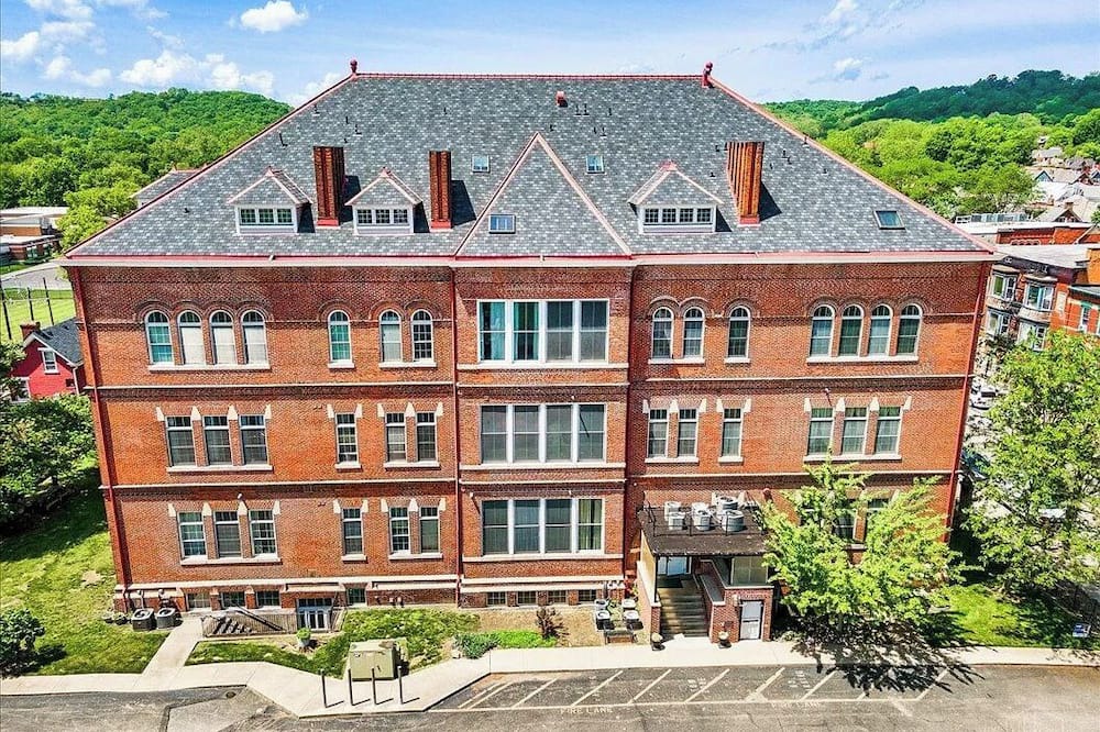 Northside Condo | Historic cozy classroom condo in vibrant neighborhood, close to UC, downtown