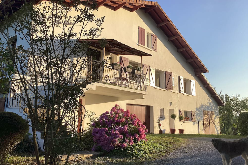 Domezain-Berraute Apartment | Grand Appartement de Standing, au 1er Étage D'une Maison Basque Avec Piscine
