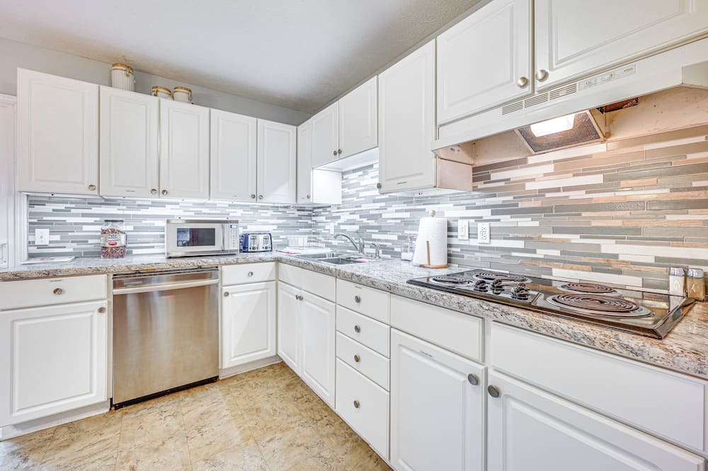 Cadiz House | 'Delma's Haven' in Cadiz w/Deck & Lake Access!