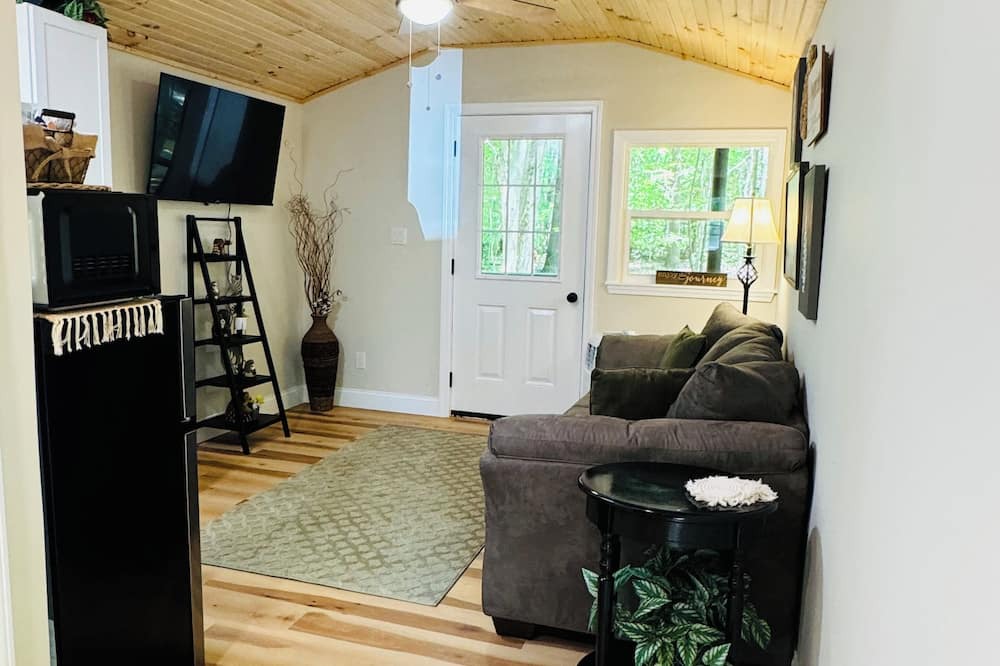 Birch Run Township Cabin | Unit 4 LODGE Secluded Woodsy Lodge Retreat with Modern Comforts Near Frankenmuth