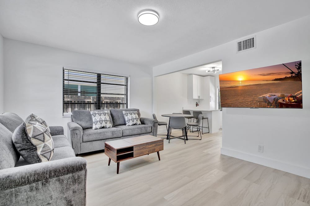 Tarpon River House | Sleek 2BR/2BA Home Near Downtown