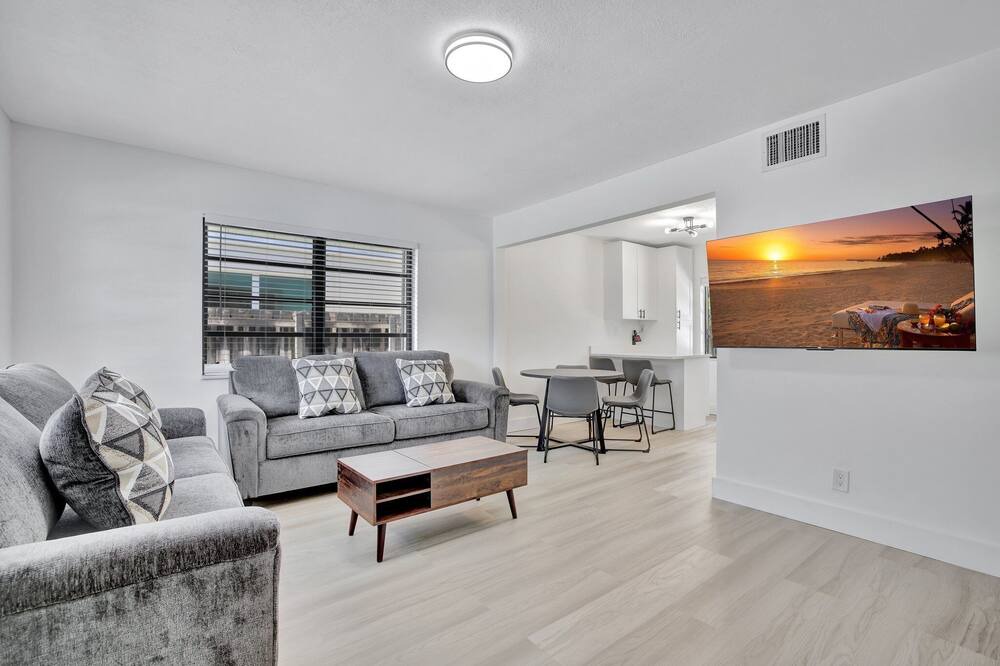 Tarpon River House | Updated 2/2 Close to Downtown