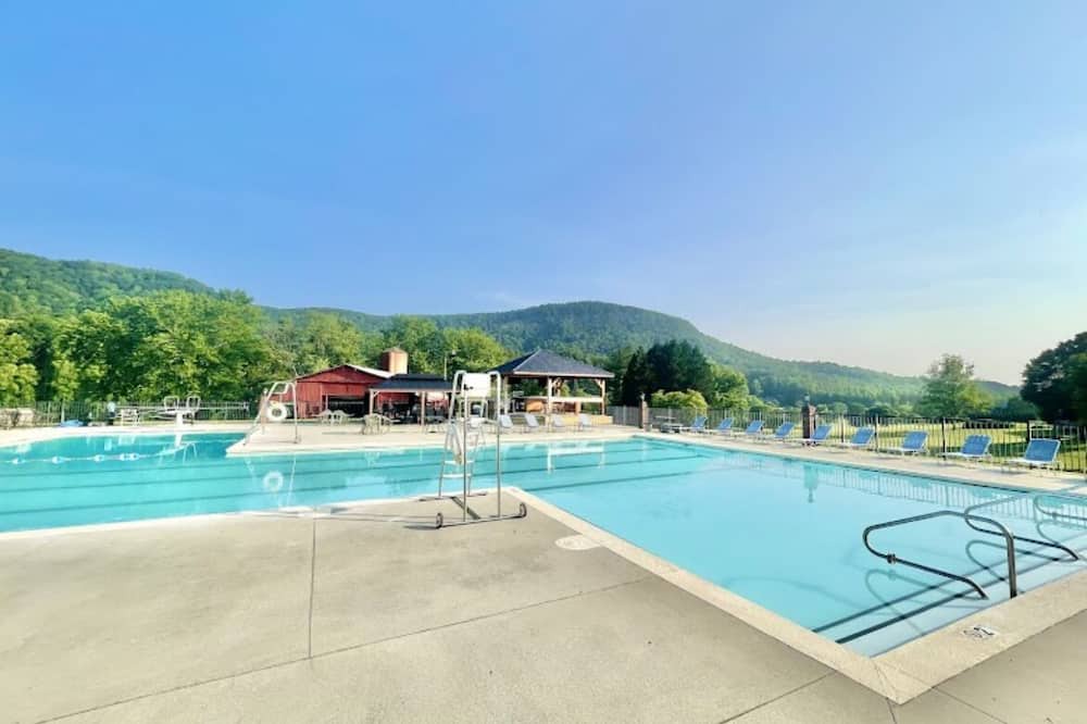 Cedar Rock House | Located inside a private and quite Golf Community close to popular attractions
