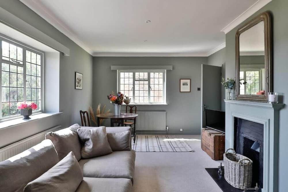 Beverston Condo | Tranquil 1 Bed/1 Bath Getaway at Beverston Castle