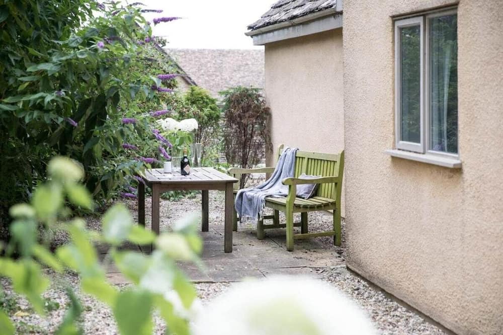 Beverston House | Charming 2 Bed/1 Bath Bungalow in Beverston Castle