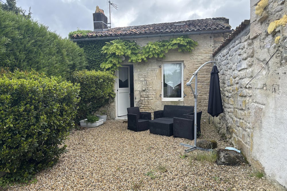 Saint-Pierre-de-Juillers Cottage | Pretty One Bedroom Gite in tranquil rural location