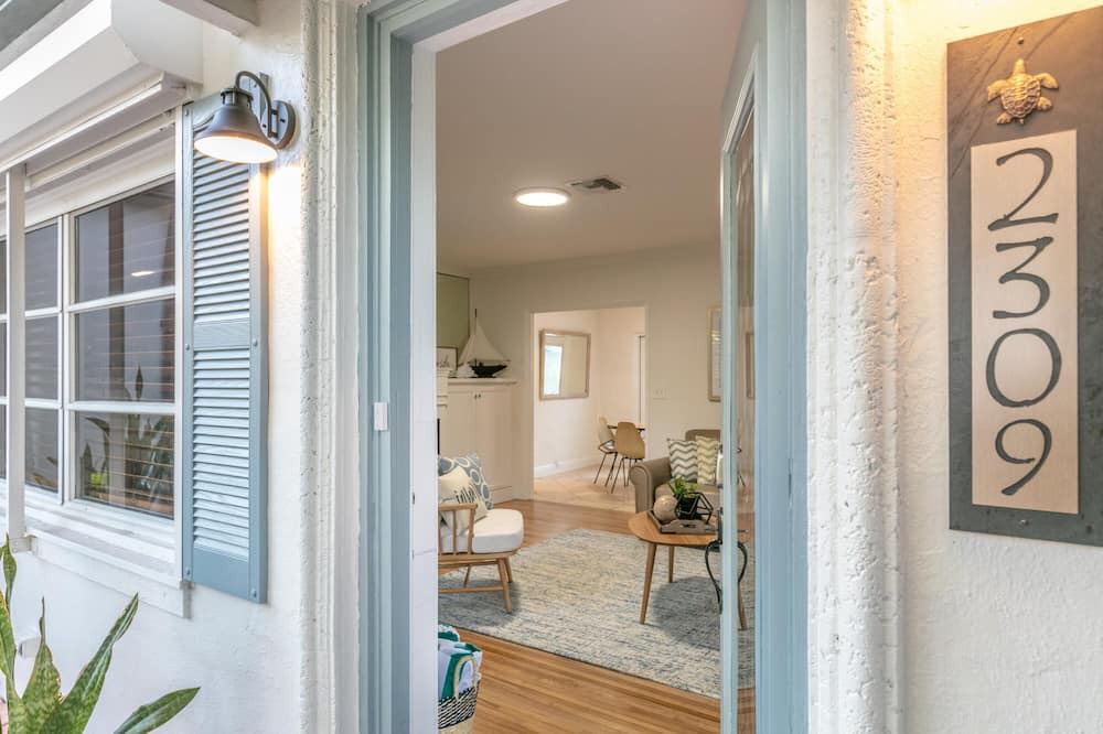 Lauderdale Beach House | Walk to Beach two Cottages Swimming Pool hot tub Surf and Sand Resldences