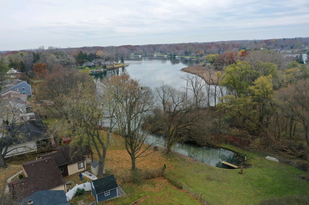Drayton Plains Cottage | Cottage with access to private lake.