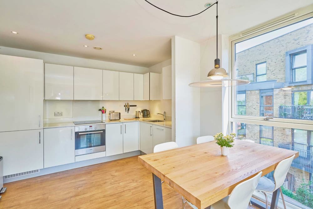 Bow West Apartment | 2-bedroom flat with balcony & canal view