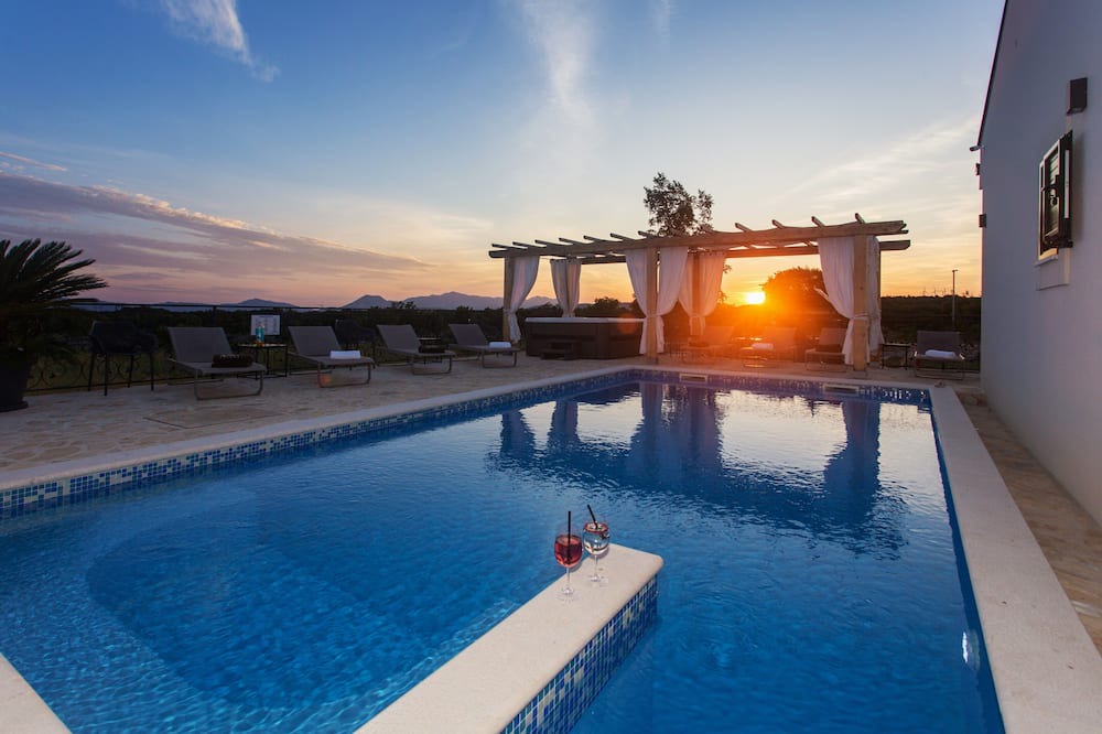 Lovrec Villa | Family-sized Villa Unika with heated 39m2 Pool with hydromassage, Jacuzzi, Sauna
