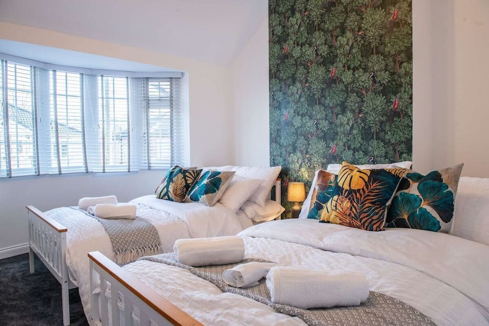 Trafford House | Balmoral House - Group Hot Tub getaway