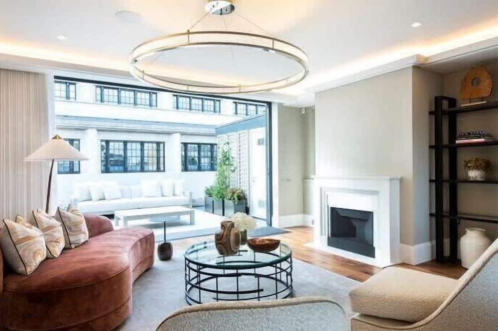 Royal Borough of Kensington and Chelsea Apartment | Luxurious terrace penthouse in Kensington