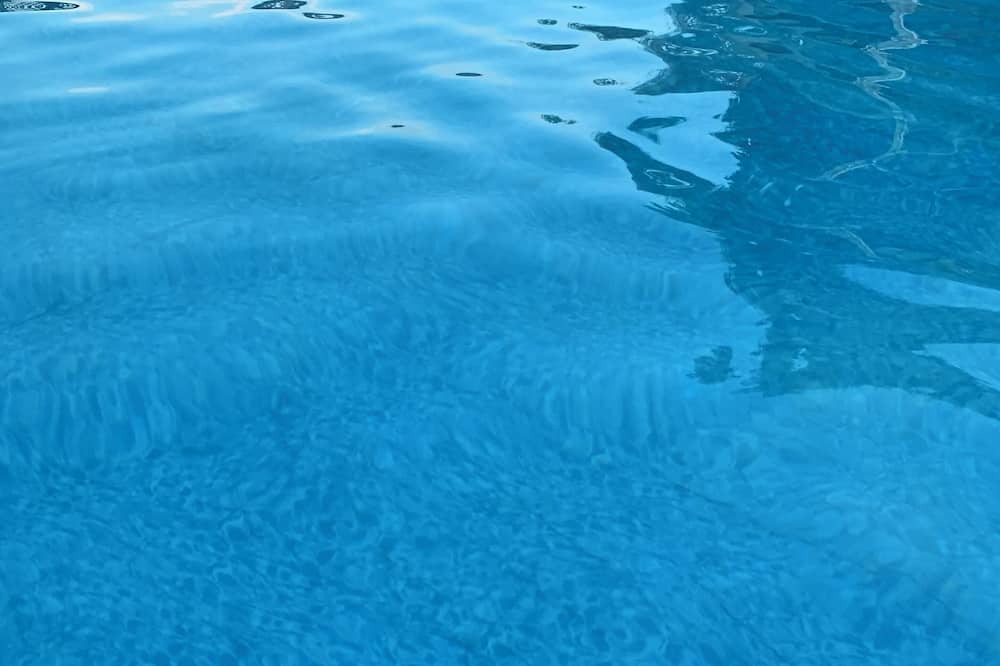 Thomas Drive House | fun in the sun private pool unit 1