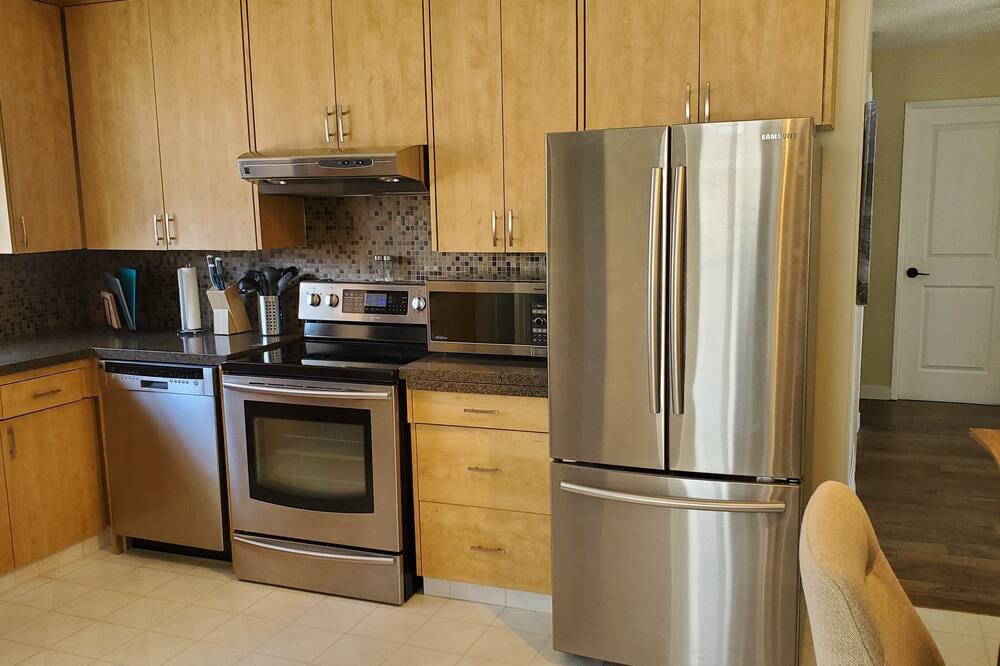 West Edmonton House | Sunshine All day, Air Con, king master and queens