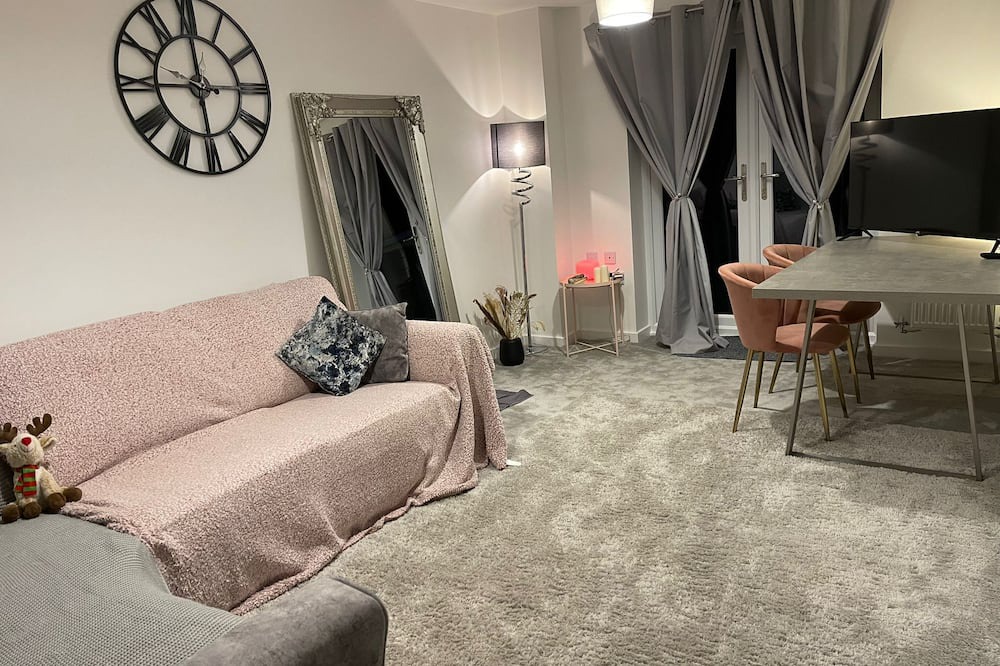 Walsall House | New Large House with Garden in Walsall