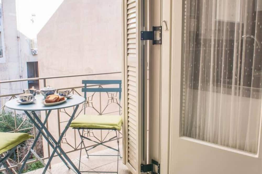 Nea Chalkidona Apartment | Sunny flat w/h balcony and homey feel near metro