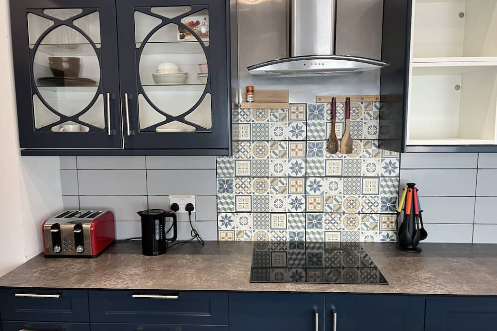 Westcliff-on-Sea Apartment | Mid-size bedroom with shared bathroom