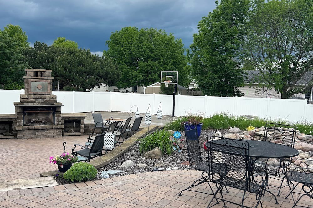 Little Chute House | Looking for guests for THE DRAFT. Great location 20 minutes from Green bay!