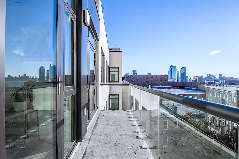 Greenpoint Apartment | 1 Large Bedroom - Massive Private Terrace - Luxury Building - Greenpoint
