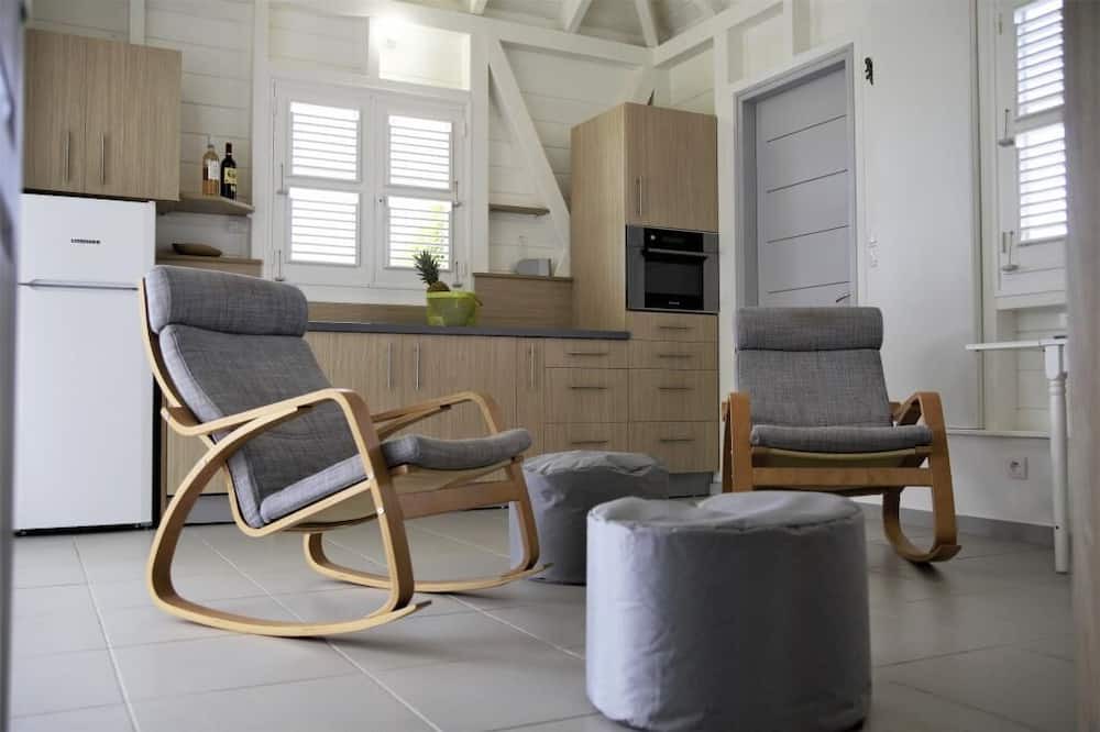 Saint-Charles House | Radiance of the Day and Cultural Heritage in a Modern Cabin