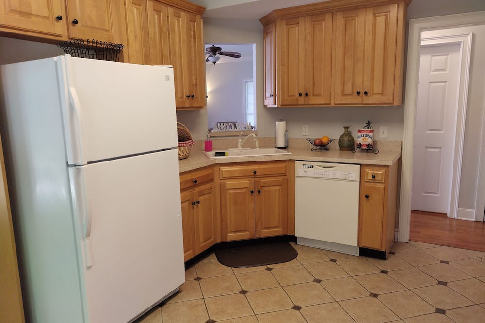 East Brainerd House | A Tranquil Retreat, sleeps 8 with King bed, minutes to downtown Chattanooga