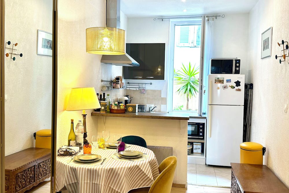 Vernier Apartment | 10-15 min to train, sea, marketplace