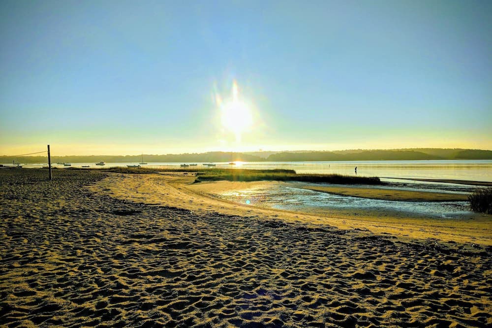 Wareham Center House | NO CAPE TRAFFIC - Pier 68 Cottage/Bungalow—Steps to Swifts Beach Wareham MA