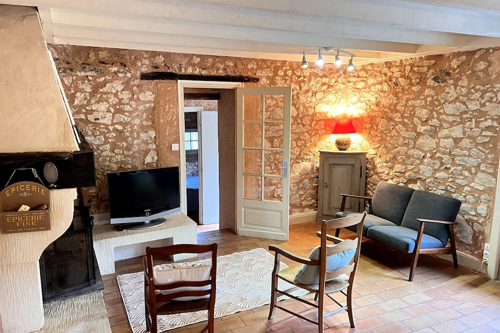 Monflanquin House | Holiday Home 'Gite Triguedina 6 Personnes Piscine' with Private Pool, Private Terrace and Wi-Fi