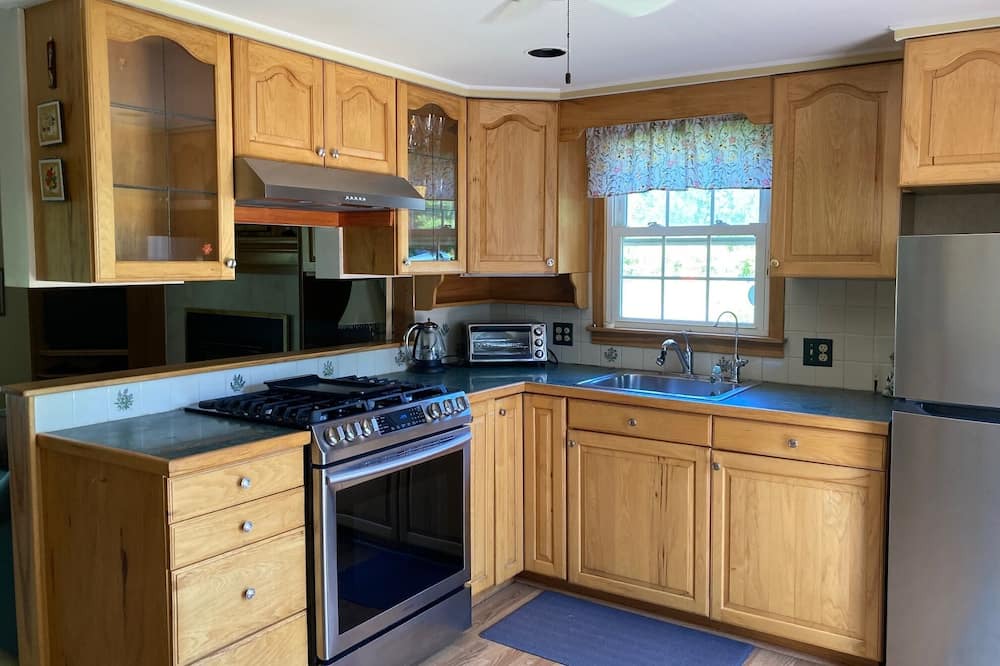 Saratoga Springs Cottage | Saratoga Racing Meet. Charming Cottage 3 miles to Track, Downtown and Shopping.