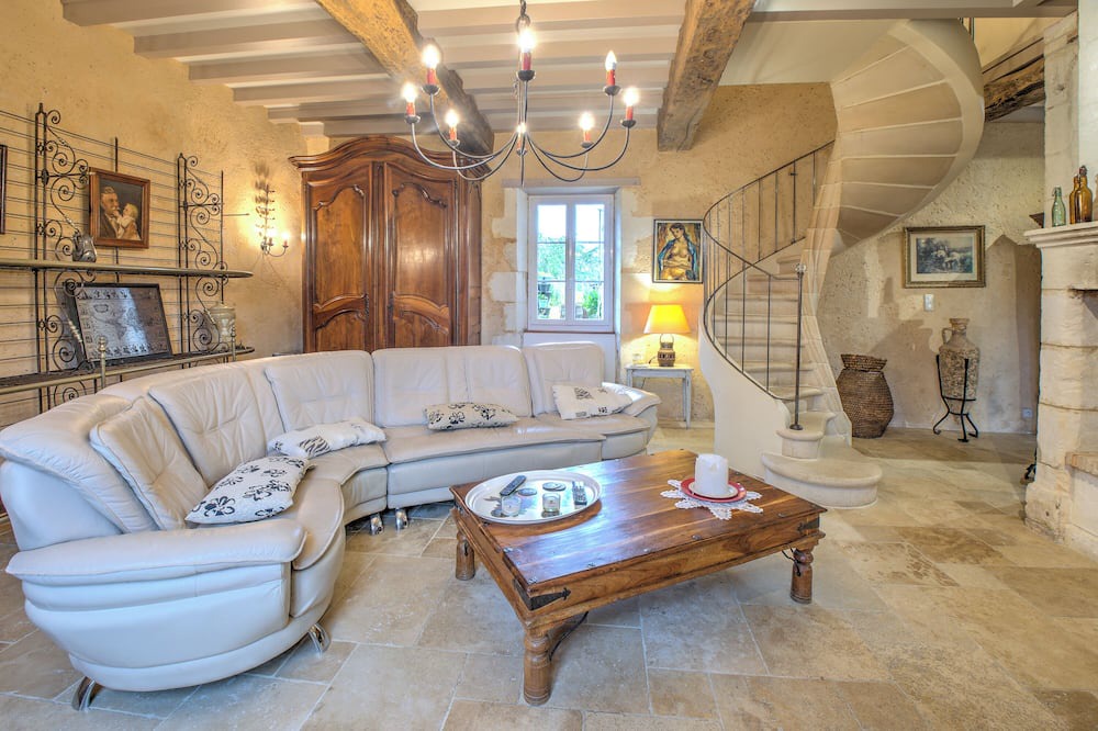 Neuvic Cottage | Cottage 'Moulin De Villeverneix' with Private Garden, Wi-Fi and Air Conditioning