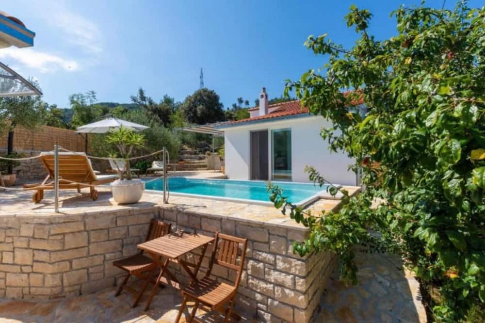 Dracevica House | Serene Retreat with private Pool on Brac Island