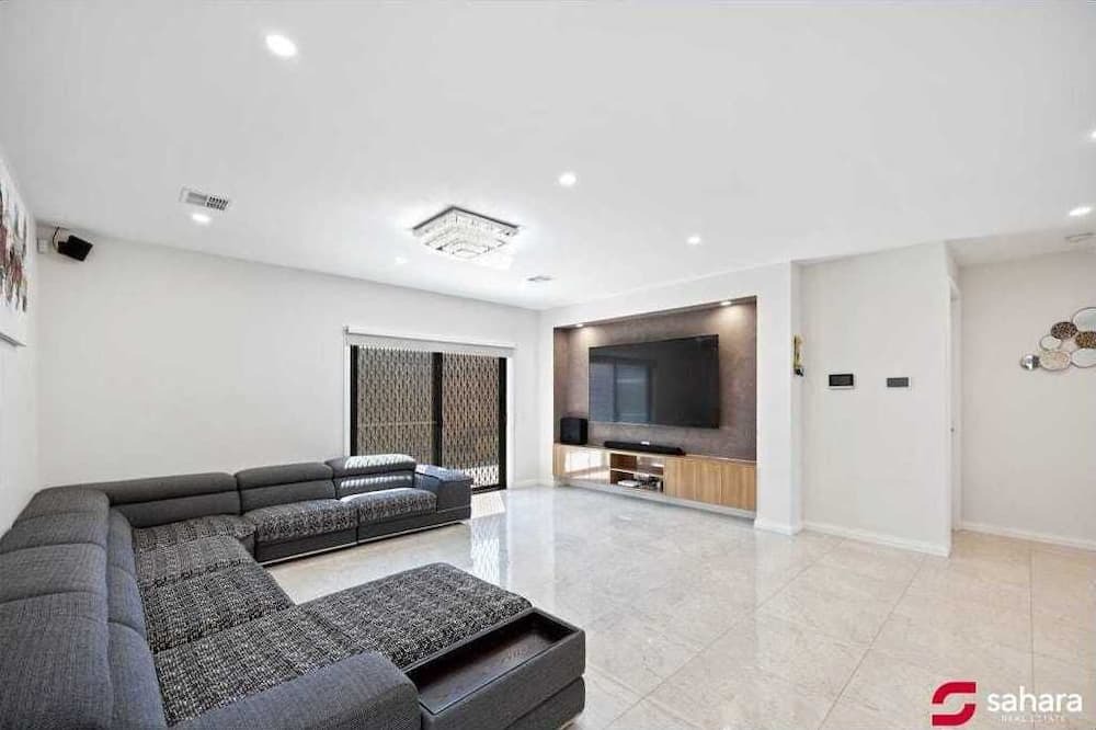 Truganina House | Private En-Suite in a Luxury House