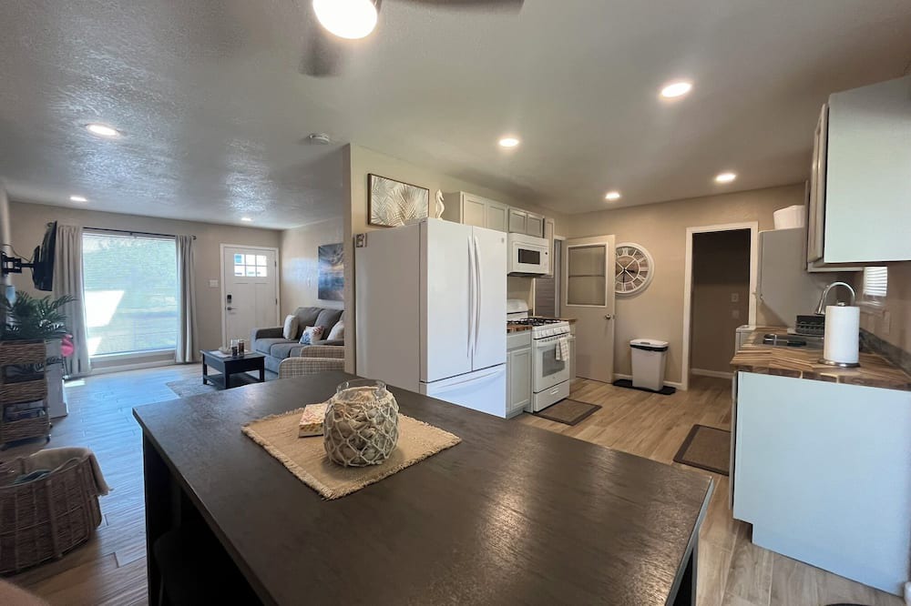 Northeast El Paso House | Cozy & Clean with Coastal Vibes & Mountain Views