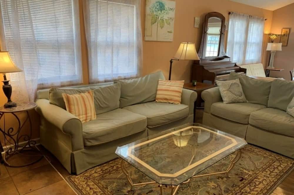 Ocean Pines Cottage | Admirals Cottage - Quiet Clean Cozy Pet Friendly w large fenced yard