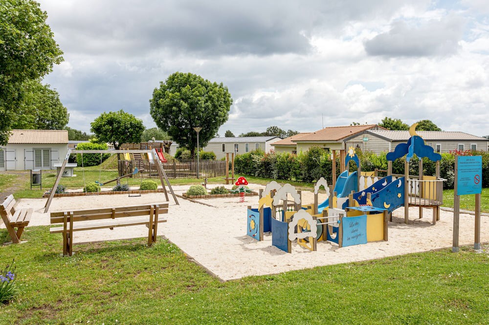 Mache Resort | Property In A Holiday Village '5 - Maison T3 Eco' with Shared Pool, Terrace and Shared Garden