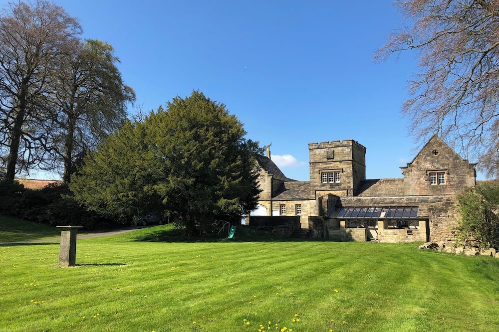 Hollow Meadows Cottage | THE SHEPHERD'S HUT, romantic, with a garden in Stocksbridge