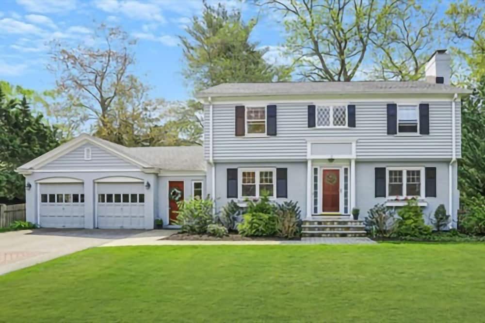 Lexington House | queen size bed, with table and chairs and full private bathroom,