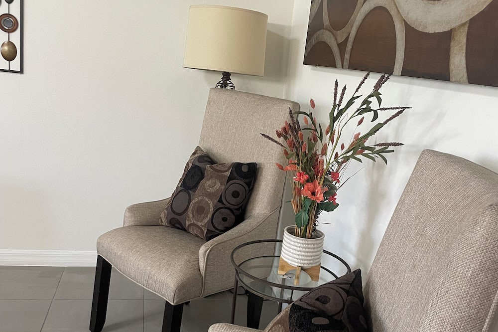 Zephyrhills House | A new modern home in a quiet gated community.