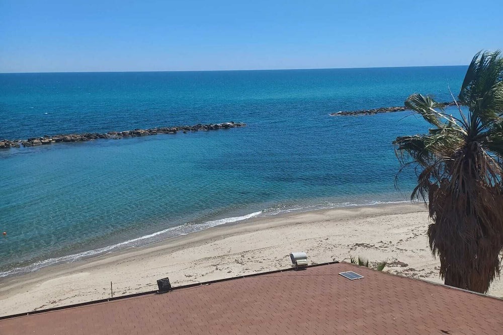 Torre Melissa Apartment | Homerez - 80m² Apartment in Torre Melissa with Garden