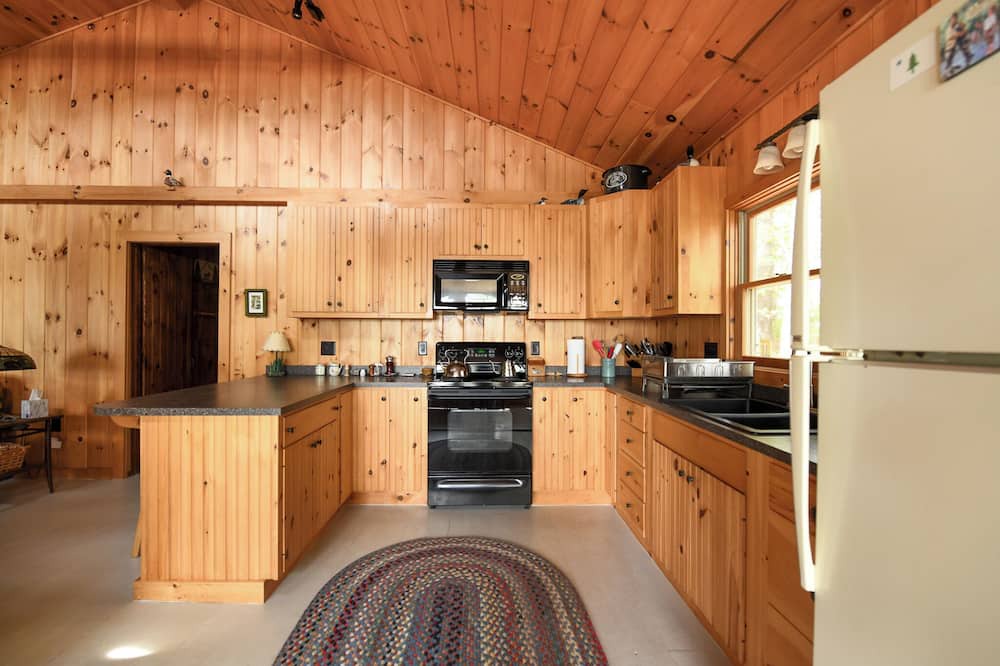 Oxford Cottage | New for 2024! Traditional Maine cottage on Beautiful Thompson Lake