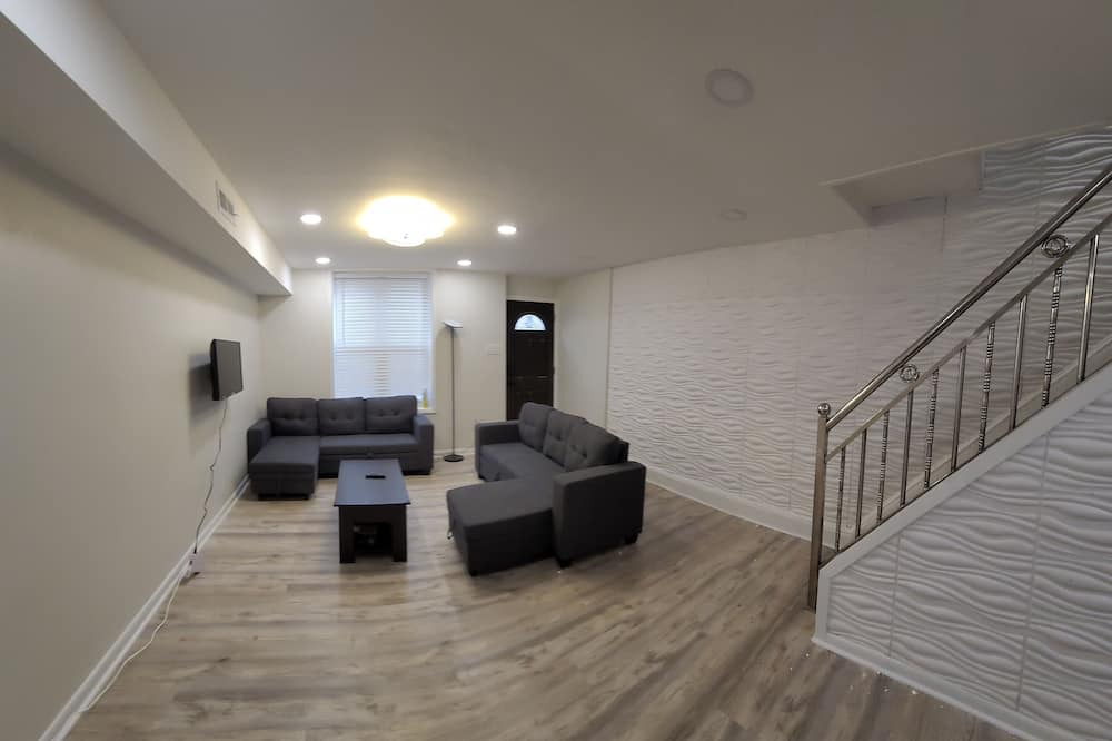 South Philadelphia House | Cozy Modern Sleep11 Guest House just minutes from historic Philadelphia downtown