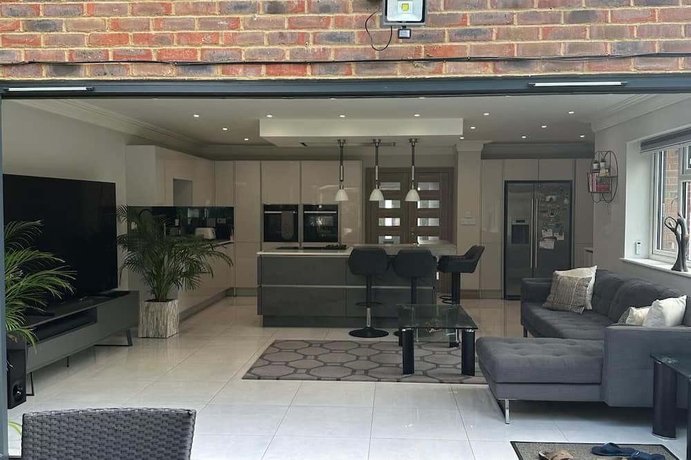 High Wycombe House | Luxurious home - Sleeps 10 - Great Location