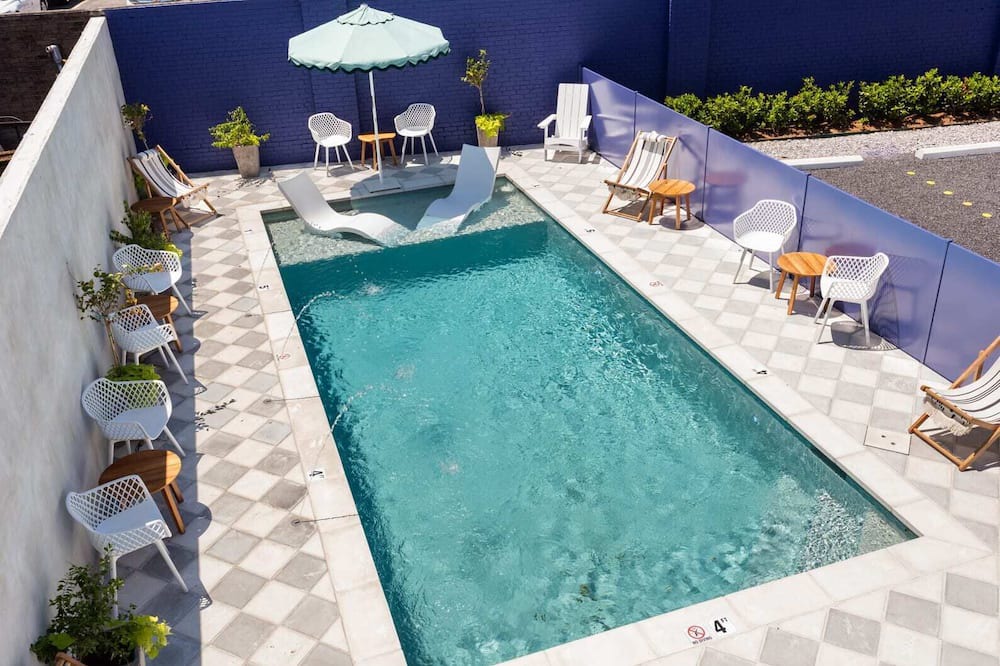 Mid-City District Apartment | Room with King Bed, Pool and Gated Parking