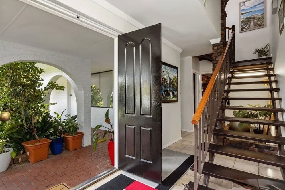 Dianella House | YoucomeAu Youth hostel comfortable two-story building with a swimming pool.