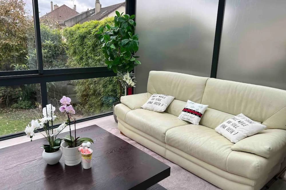 Deuil-la-Barre House | Élégante Maison Avec Veranda de Deux Étages à Proximité du Stade de France