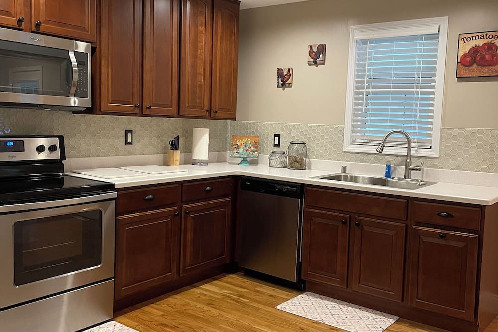 Murray Other | Quaint Farmhouse Charm 3 Miles from Murray, KY