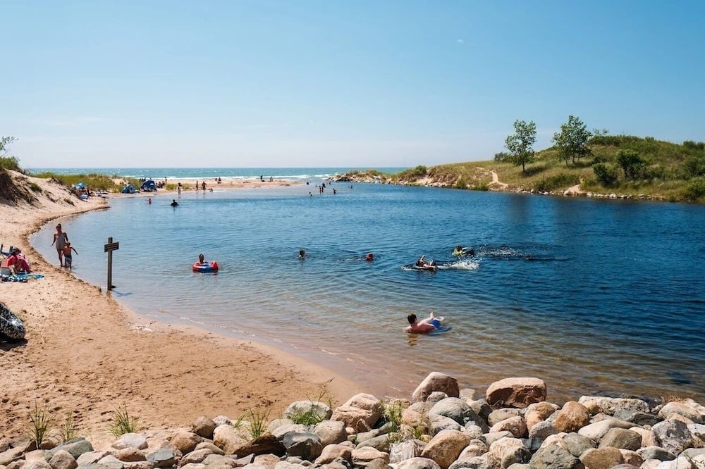Ludington House | MARINA LAKE HOUSE ON HAMLIN + PONTOON! 10min from Lake Michigan, 14+ guests.